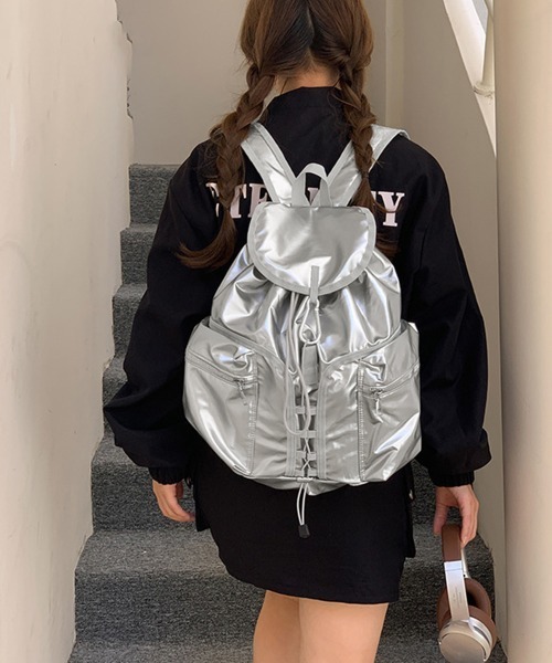 Miniministore(ミニミニストア)の「巾着リュック メタリック ドロストバッグ(バックパック/リュック・レディース・シルバー/ブラック・FREE)」の3枚目の写真