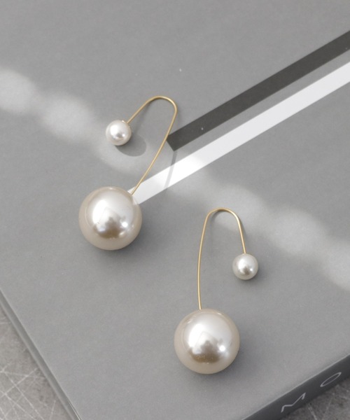 Three Four Time(スリーフォータイム)の「大玉パール×パールキャッチフックピアス(ピアス(両耳用)・レディース・シルバー/ゴールド・FREE)」の2枚目の写真