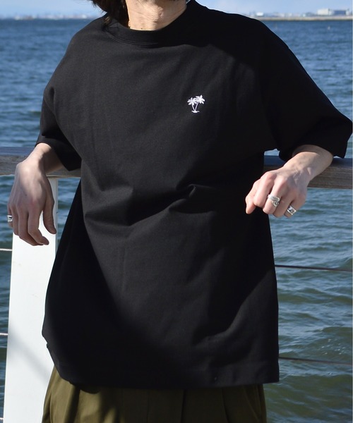 Sunny Smith(サニースミス)の「11.6ウルトラヘビーオンス Heavy Smithヤシの木柄 ワンポイント刺繍Tee(Tシャツ/カットソー・メンズ・チャコールグレー/ブラック/オフホワイト・LARGE/MEDIUM)」の9枚目の写真