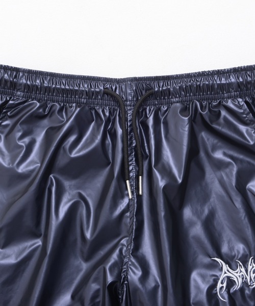 Revo.（レボ）の「シャイニーメタリック サイバーロゴ ワンポイント刺繍 トラックパンツ（その他パンツ・メンズ・シルバー/ネイビー系・L/M）」の5枚目の写真