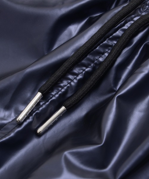 Revo.（レボ）の「シャイニーメタリック サイバーロゴ ワンポイント刺繍 トラックパンツ（その他パンツ・メンズ・シルバー/ネイビー系・L/M）」の7枚目の写真