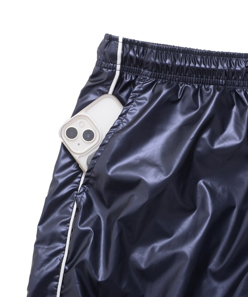 Revo.（レボ）の「シャイニーメタリック サイバーロゴ ワンポイント刺繍 トラックパンツ（その他パンツ・メンズ・シルバー/ネイビー系・L/M）」の9枚目の写真