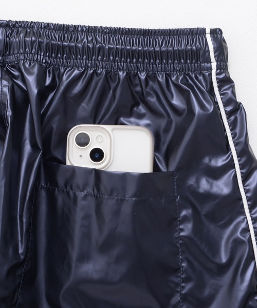 Revo.（レボ）の「シャイニーメタリック サイバーロゴ ワンポイント刺繍 トラックパンツ（その他パンツ・メンズ・シルバー/ネイビー系・L/M）」の10枚目の写真