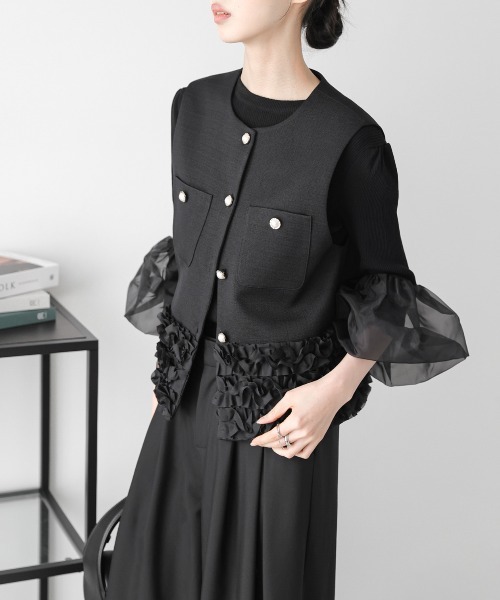 AMELY(エミリー)の「フリルヘムショートジレ(ベスト・レディース・ブラック/ベージュ/ネイビー・フリー)」の5枚目の写真