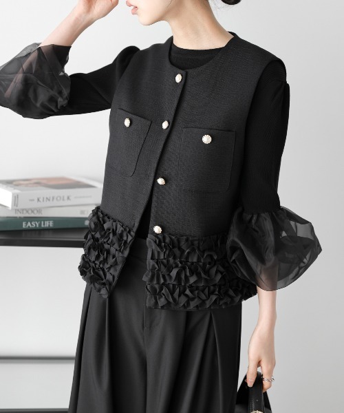 AMELY(エミリー)の「フリルヘムショートジレ(ベスト・レディース・ブラック/ベージュ/ネイビー・フリー)」の7枚目の写真