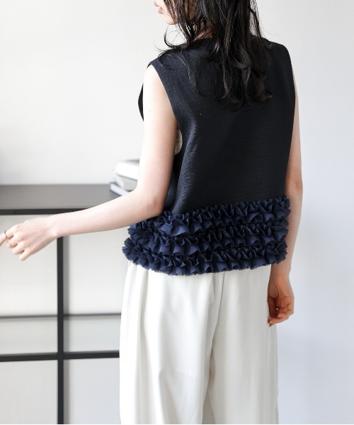 AMELY(エミリー)の「フリルヘムショートジレ(ベスト・レディース・ブラック/ベージュ/ネイビー・フリー)」の17枚目の写真