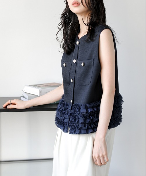 AMELY(エミリー)の「フリルヘムショートジレ(ベスト・レディース・ブラック/ベージュ/ネイビー・フリー)」の20枚目の写真