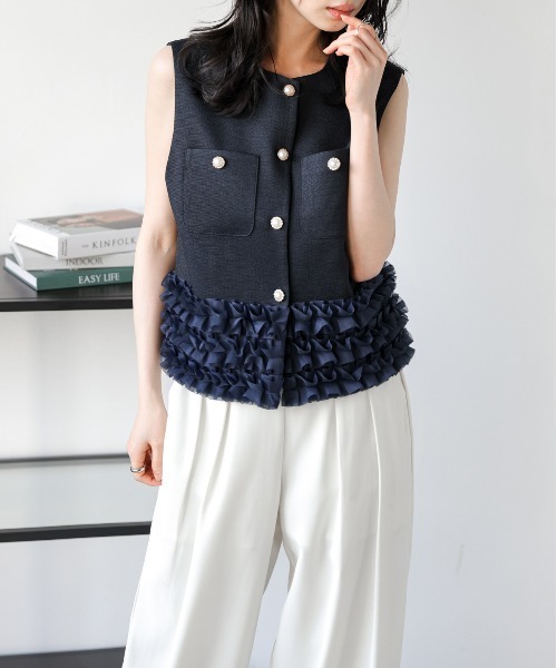 AMELY(エミリー)の「フリルヘムショートジレ(ベスト・レディース・ブラック/ベージュ/ネイビー・フリー)」の21枚目の写真
