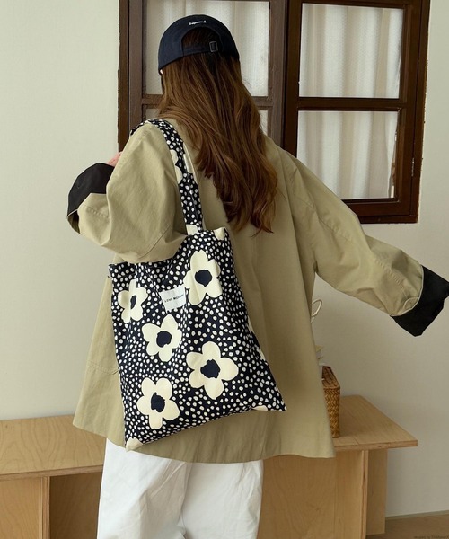 TONE SELECT GOODS（トーンセレクトグッズ）の「Liaa/花柄 ドット柄 トートバッグ A18609（トートバッグ・レディース・ブラック/グリーン・FREE）」の4枚目の写真