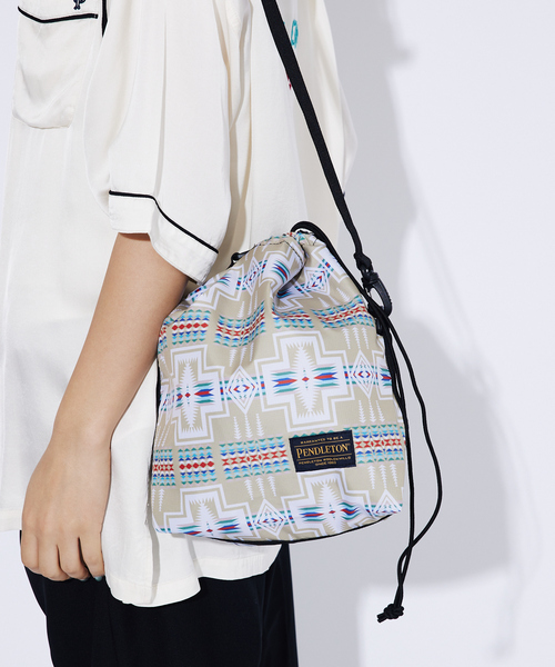 PENDLETON（ペンドルトン）の「【PENDLETON / ペンドルトン】ECOPET ROUND DROW POUCH/ラウンド巾着ショルダーバッグ/ポーチ/ユニセックス/ＰＤＴ-000-251046（ショルダーバッグ・メンズ・ベージュ/ブラック・フリー）」の2枚目の写真