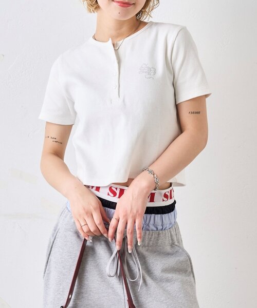 WHO'S WHO gallery(フーズフーギャラリー)の「【WEB限定】ラインストーンヘンリーTEE(Tシャツ/カットソー・レディース・オフホワイト/チャコールグレー/ライトグレー/ブラック・FREE)」の1枚目の写真