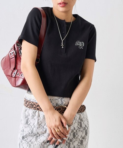 WHO'S WHO gallery(フーズフーギャラリー)の「【WEB限定】ラインストーンヘンリーTEE(Tシャツ/カットソー・レディース・オフホワイト/チャコールグレー/ライトグレー/ブラック・FREE)」の3枚目の写真