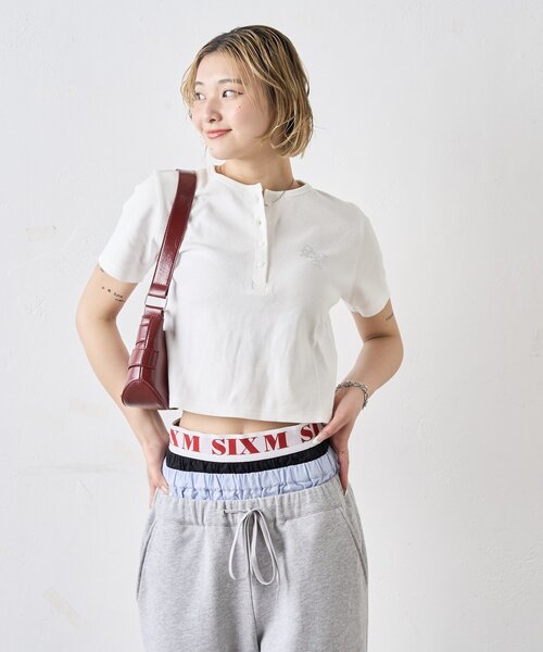 WHO'S WHO gallery(フーズフーギャラリー)の「【WEB限定】ラインストーンヘンリーTEE(Tシャツ/カットソー・レディース・オフホワイト/チャコールグレー/ライトグレー/ブラック・FREE)」の5枚目の写真