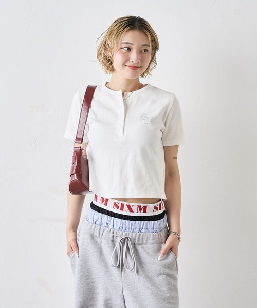 WHO'S WHO gallery(フーズフーギャラリー)の「【WEB限定】ラインストーンヘンリーTEE(Tシャツ/カットソー・レディース・オフホワイト/チャコールグレー/ライトグレー/ブラック・FREE)」の6枚目の写真