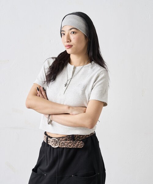 WHO'S WHO gallery(フーズフーギャラリー)の「【WEB限定】ラインストーンヘンリーTEE(Tシャツ/カットソー・レディース・オフホワイト/チャコールグレー/ライトグレー/ブラック・FREE)」の15枚目の写真