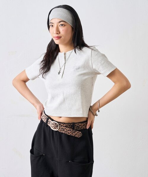 WHO'S WHO gallery(フーズフーギャラリー)の「【WEB限定】ラインストーンヘンリーTEE(Tシャツ/カットソー・レディース・オフホワイト/チャコールグレー/ライトグレー/ブラック・FREE)」の16枚目の写真