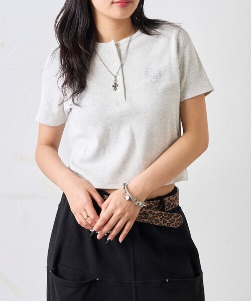WHO'S WHO gallery(フーズフーギャラリー)の「【WEB限定】ラインストーンヘンリーTEE(Tシャツ/カットソー・レディース・オフホワイト/チャコールグレー/ライトグレー/ブラック・FREE)」の18枚目の写真