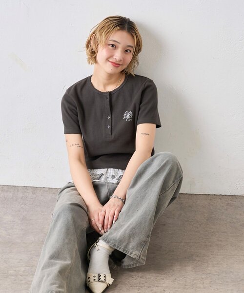 WHO'S WHO gallery(フーズフーギャラリー)の「【WEB限定】ラインストーンヘンリーTEE(Tシャツ/カットソー・レディース・オフホワイト/チャコールグレー/ライトグレー/ブラック・FREE)」の21枚目の写真