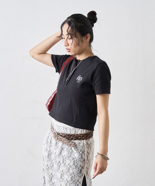 WHO'S WHO gallery(フーズフーギャラリー)の「【WEB限定】ラインストーンヘンリーTEE(Tシャツ/カットソー・レディース・オフホワイト/チャコールグレー/ライトグレー/ブラック・FREE)」の22枚目の写真