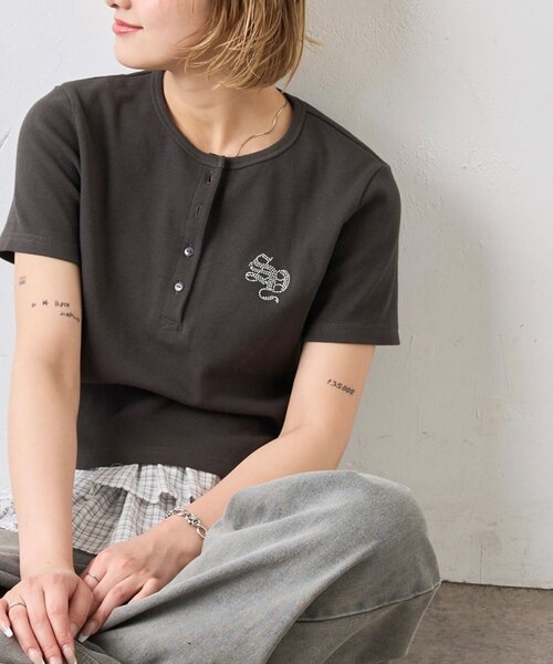 WHO'S WHO gallery(フーズフーギャラリー)の「【WEB限定】ラインストーンヘンリーTEE(Tシャツ/カットソー・レディース・オフホワイト/チャコールグレー/ライトグレー/ブラック・FREE)」の2枚目の写真