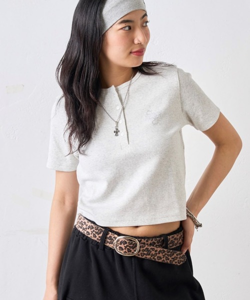 WHO'S WHO gallery(フーズフーギャラリー)の「【WEB限定】ラインストーンヘンリーTEE(Tシャツ/カットソー・レディース・オフホワイト/チャコールグレー/ライトグレー/ブラック・FREE)」の4枚目の写真