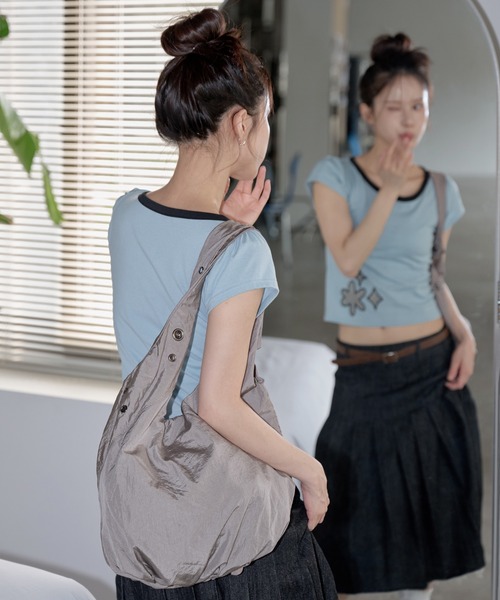 UNE MANSION（ユヌマンション）の「【A4収納可能な大き目バッグ】アイレットポイントショルダーラウンドナイロンビッグバッグ（ショルダーバッグ・レディース・アイボリー/ブラック/スカイブルー/パープル系その他・ONE SIZE）」の4枚目の写真