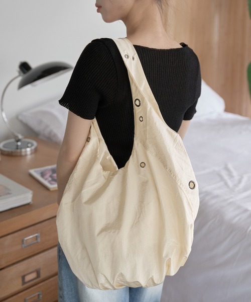 UNE MANSION（ユヌマンション）の「【A4収納可能な大き目バッグ】アイレットポイントショルダーラウンドナイロンビッグバッグ（ショルダーバッグ・レディース・アイボリー/ブラック/スカイブルー/パープル系その他・ONE SIZE）」の2枚目の写真