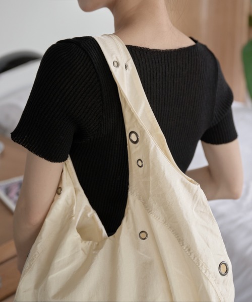 UNE MANSION（ユヌマンション）の「【A4収納可能な大き目バッグ】アイレットポイントショルダーラウンドナイロンビッグバッグ（ショルダーバッグ・レディース・アイボリー/ブラック/スカイブルー/パープル系その他・ONE SIZE）」の13枚目の写真