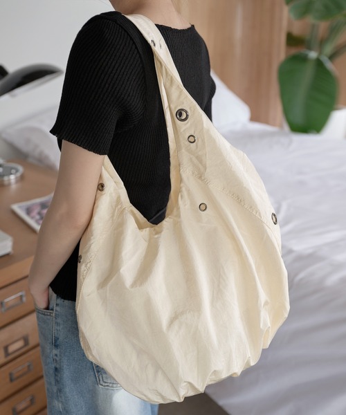 UNE MANSION（ユヌマンション）の「【A4収納可能な大き目バッグ】アイレットポイントショルダーラウンドナイロンビッグバッグ（ショルダーバッグ・レディース・アイボリー/ブラック/スカイブルー/パープル系その他・ONE SIZE）」の14枚目の写真