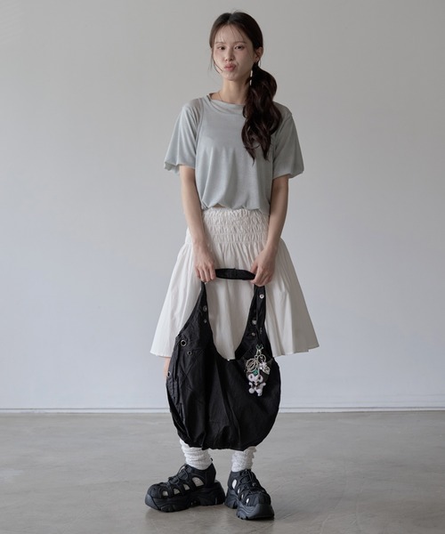 UNE MANSION（ユヌマンション）の「【A4収納可能な大き目バッグ】アイレットポイントショルダーラウンドナイロンビッグバッグ（ショルダーバッグ・レディース・アイボリー/ブラック/スカイブルー/パープル系その他・ONE SIZE）」の15枚目の写真