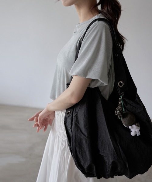 UNE MANSION（ユヌマンション）の「【A4収納可能な大き目バッグ】アイレットポイントショルダーラウンドナイロンビッグバッグ（ショルダーバッグ・レディース・アイボリー/ブラック/スカイブルー/パープル系その他・ONE SIZE）」の17枚目の写真