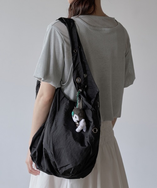 UNE MANSION（ユヌマンション）の「【A4収納可能な大き目バッグ】アイレットポイントショルダーラウンドナイロンビッグバッグ（ショルダーバッグ・レディース・アイボリー/ブラック/スカイブルー/パープル系その他・ONE SIZE）」の18枚目の写真