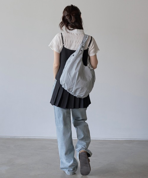 UNE MANSION（ユヌマンション）の「【A4収納可能な大き目バッグ】アイレットポイントショルダーラウンドナイロンビッグバッグ（ショルダーバッグ・レディース・アイボリー/ブラック/スカイブルー/パープル系その他・ONE SIZE）」の19枚目の写真