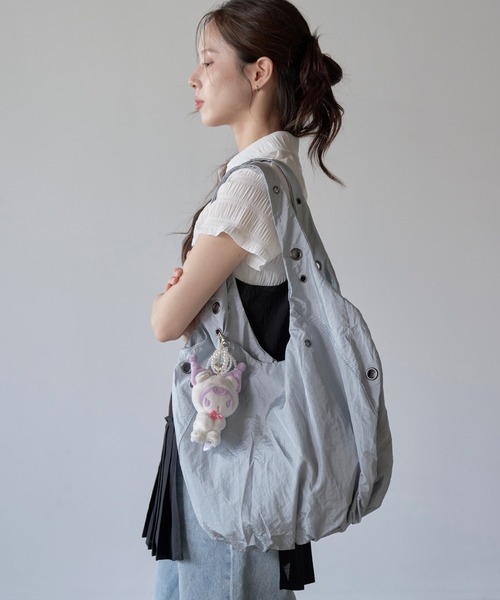 UNE MANSION（ユヌマンション）の「【A4収納可能な大き目バッグ】アイレットポイントショルダーラウンドナイロンビッグバッグ（ショルダーバッグ・レディース・アイボリー/ブラック/スカイブルー/パープル系その他・ONE SIZE）」の21枚目の写真