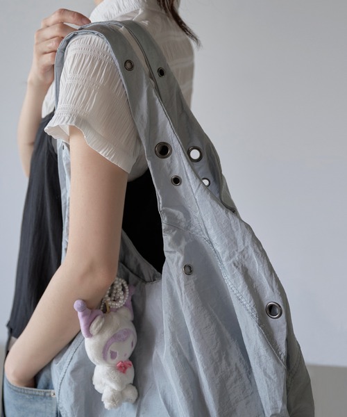 UNE MANSION（ユヌマンション）の「【A4収納可能な大き目バッグ】アイレットポイントショルダーラウンドナイロンビッグバッグ（ショルダーバッグ・レディース・アイボリー/ブラック/スカイブルー/パープル系その他・ONE SIZE）」の22枚目の写真