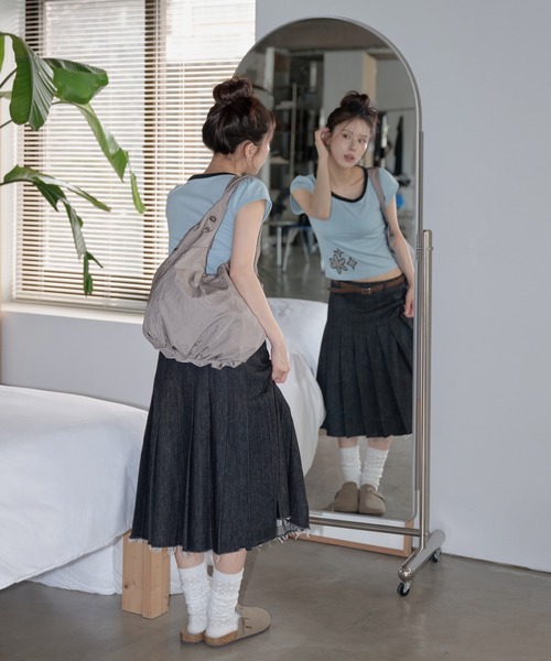 UNE MANSION（ユヌマンション）の「【A4収納可能な大き目バッグ】アイレットポイントショルダーラウンドナイロンビッグバッグ（ショルダーバッグ・レディース・アイボリー/ブラック/スカイブルー/パープル系その他・ONE SIZE）」の8枚目の写真