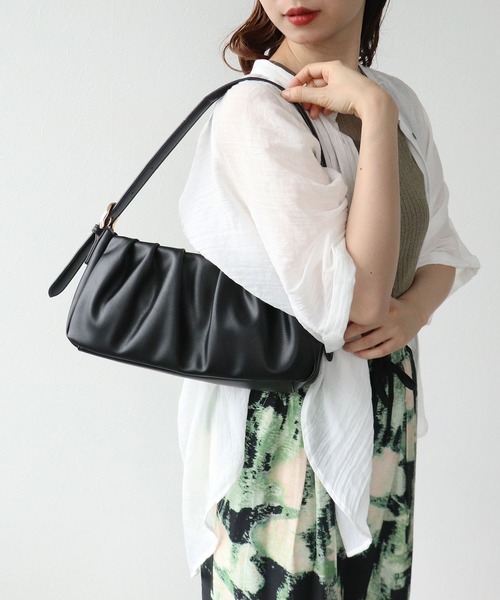 Cepica（セピカ）の「PUタック横長ワンショルダー（ショルダーバッグ・レディース・ブラック/マスタード・FREE）」の2枚目の写真