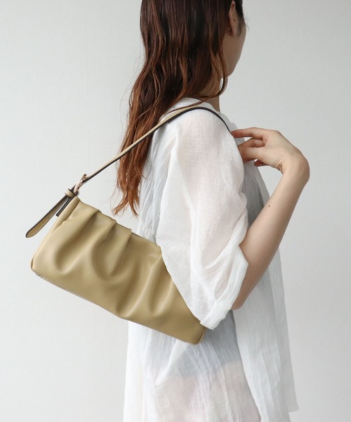 Cepica（セピカ）の「PUタック横長ワンショルダー（ショルダーバッグ・レディース・ブラック/マスタード・FREE）」の3枚目の写真
