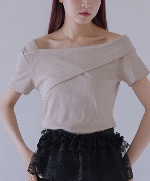 Uenui(ウニュイ)の「【 cunii 】 ワンショルダー風ネックデザインリブトップス(Tシャツ/カットソー・レディース・ホワイト/ブラック/カーキ・FREE)」の3枚目の写真