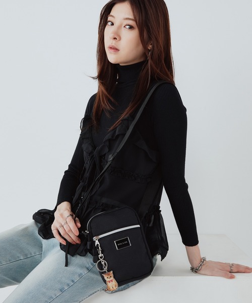 PAUL & JOE ACCESSOIRES(ポールアンドジョーアクセソワ)の「PAUL & JOE ACCESSOIRES (ポール&ジョーアクセソワ)タテ型ミニショルダーバッグ PJA-B1324 カジュアル・プレートメタル(ショルダーバッグ・レディース・ブラック・FREE)」の1枚目の写真