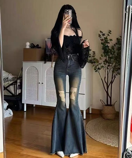 gossip!ロサンゼルス(ゴシップロサンゼルス)の「Y2K膝下フレア ダメージアクセントデニムパンツ(デニムパンツ・レディース・インディゴブルー・S/M/L)」の4枚目の写真