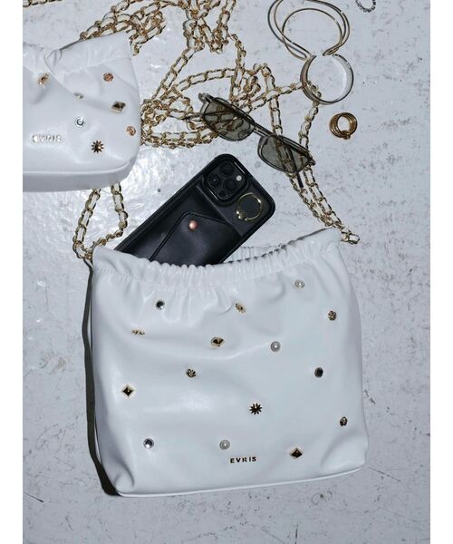EVRIS（エヴリス）の「スタッズチェーンBIGショルダーBAG（ショルダーバッグ・レディース・ホワイト/ブラック・FREE）」の2枚目の写真