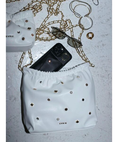 EVRIS（エヴリス）の「スタッズチェーンBIGショルダーBAG（ショルダーバッグ・レディース・ホワイト/ブラック・FREE）」の3枚目の写真