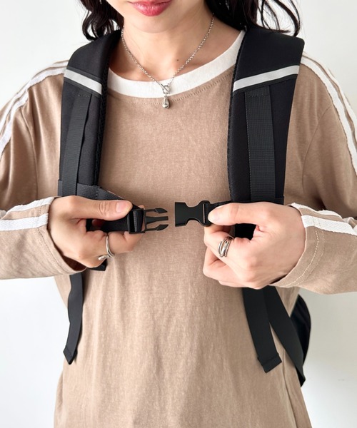 Lee(リー)の「Lee/リー 撥水 ヘルメットイン リュック/デイパック/リフレクター/ロゴ刺繍/900D/容量 約28リットル/シューズイン(バックパック/リュック・レディース・ブラック・FREE)」の4枚目の写真