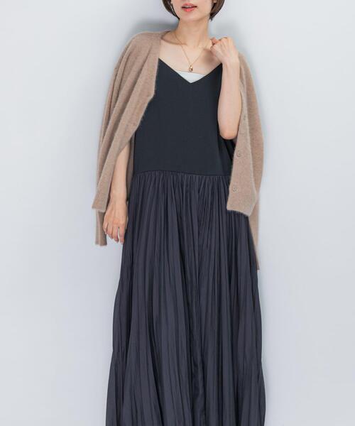URBAN RESEARCH ROSSO WOMEN（アーバンリサーチ　ロッソ）の「プリーツドッキング2WAYキャミワンピース（ワンピース・レディース・ネイビー/ライトベージュ・FREE）」の19枚目の写真