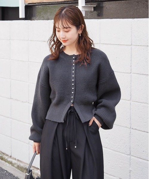tiptop(ティップトップ)の「畦編メタル釦クルーカーディガン(カーディガン/ボレロ・レディース・チャコールグレー/ブルー/バーガンディー・FREE)」の12枚目の写真