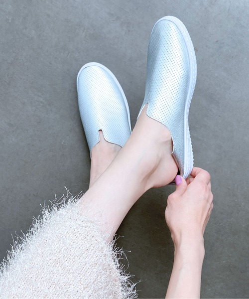 enchanted（エンチャンテッド）の「MELLOW【魔法の靴】パンチングメッシュソフトバブーシュ（スニーカー・レディース・ネイビー/プラチナム/ブラック/アイボリー/シルバー・22.5/23/23.5/24/24.5/25/25.5）」の4枚目の写真