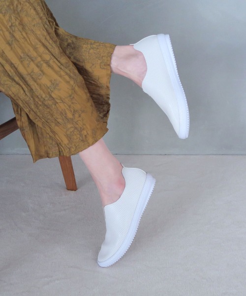 enchanted（エンチャンテッド）の「MELLOW【魔法の靴】パンチングメッシュソフトバブーシュ（スニーカー・レディース・ネイビー/プラチナム/ブラック/アイボリー/シルバー・22.5/23/23.5/24/24.5/25/25.5）」の2枚目の写真