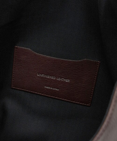 UNITED ARROWS(ユナイテッドアローズ)の「UNFINISHED LEATHER/ショルダーバッグ(ショルダーバッグ・メンズ・ブラック/ダークブラウン・FREE)」の9枚目の写真