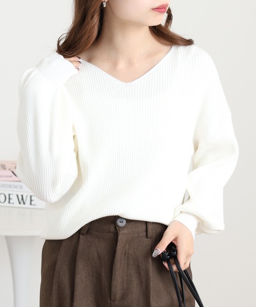 Ree&Mee(リーアンドミー)の「Ree&Mee 洗濯機で洗える ふんわり やさしい着心地 ミルキーニット バルーン袖 Vネック リブ ニット(ニット/セーター・レディース・ブラック/レッド/ベージュ/オフホワイト・M/L)」の5枚目の写真